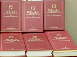 សម្រេចឈុតសៀវភៅ៖ហូជីមិញជាមួយអ្នកអក្សរសាស្ត្រនិងសិល្បករ